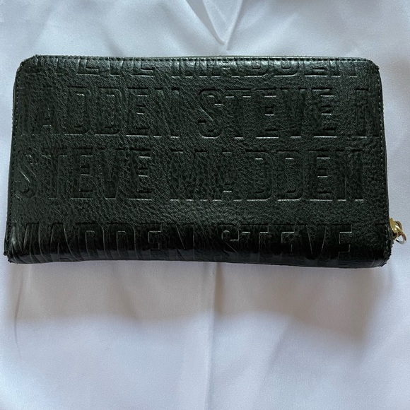 Forest Green color, medium size Steve Madden wallet. - Picture 3 of 7